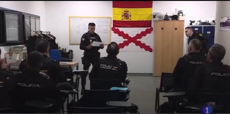 guidoprincesa's tweet photo. Aquí sí que van a ser implacables y contundentes nuestros mandos. Contra el narco no, contra el aumento exponencial de agresiones sexuales tampoco; pero aquí, aquí sí que van a mostrar todo su poder. Levantar la voz por los que pasa en el estrecho después de dos compañeros asesinados no, ahí agachar la cabeza y silencio cobarde, pero a este inspector se le va a caer el pelo. Con este se van a poner chulos.