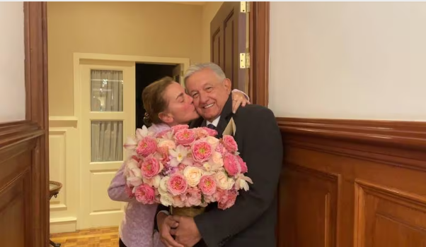 giselanoticias's tweet photo. Este es el verdadero amor ❤️
Además de ser el mejor Presidente, es el mejor esposo! 

#14deFebrero https://t.co/81irlRAESd