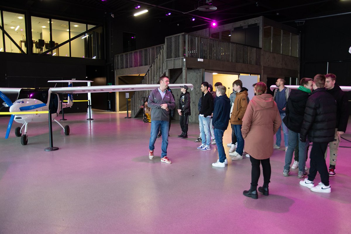 Vanmorgen brachten 40 leerlingen van het Ichthus College Kampen een bezoek aan ons, E-Flight Academy en Hangar One op <a href="/Vliegveld_Teuge/">Luchthaven Teuge</a> .