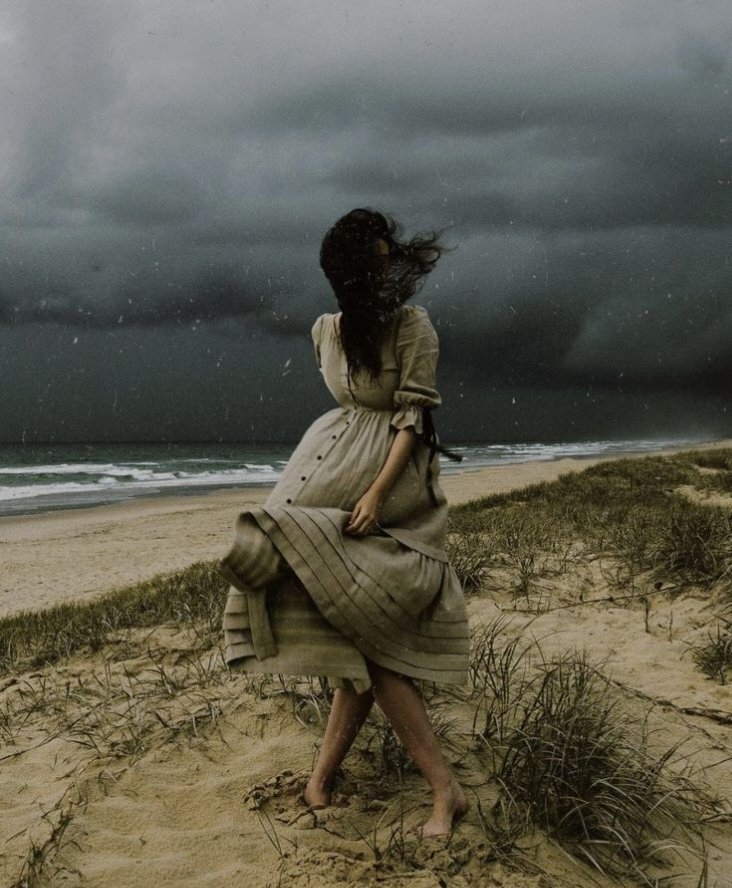 في جدائلي يسكن نعيم فرعوني
في جعبتي حكايات من الزمن المسماري
أكتب معلقات لأزينها بين الجدران الشامية
أسمع مقامات بغدادية وأسرح في خيال عشتار

#نرجسيات