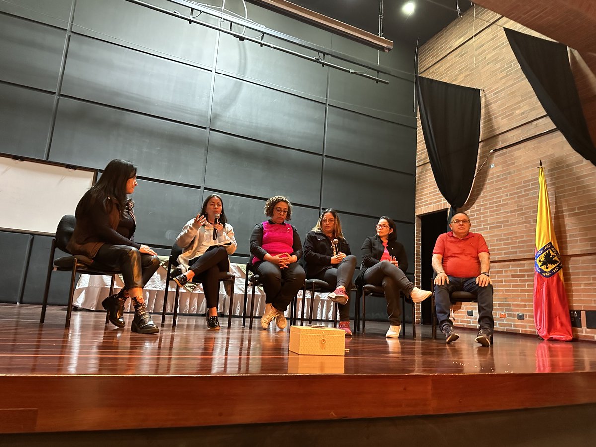 Hoy los formadores conversan sobre centros de interés y formación integral.