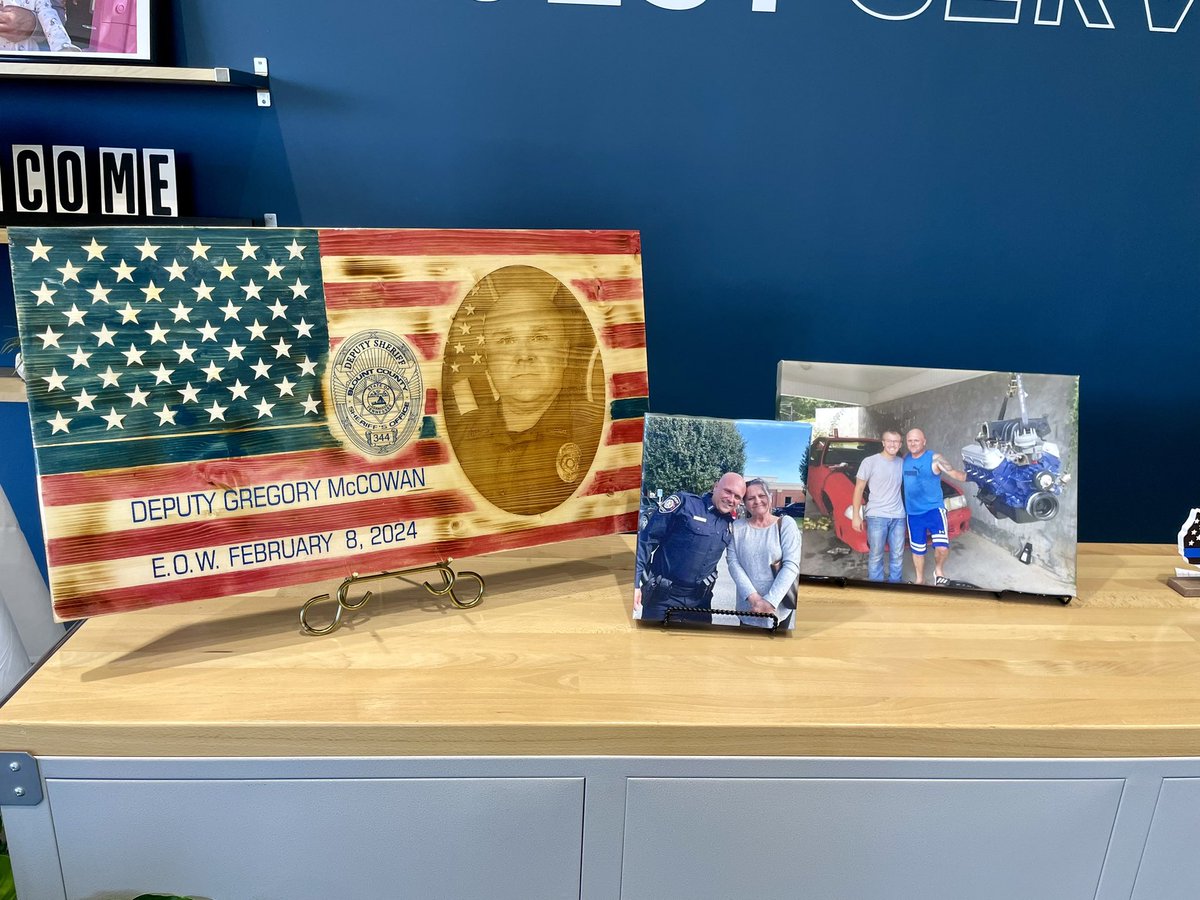 Knoxville_PD's tweet photo. Our department continues to lift up and join the Blount County Sheriff’s Office in mourning the tragic loss of Deputy Greg McCowan. 

May his service and sacrifice never be forgotten, and his family, friends and loved ones find peace and comfort in the days ahead. https://t.co/mmSWFeaTIY