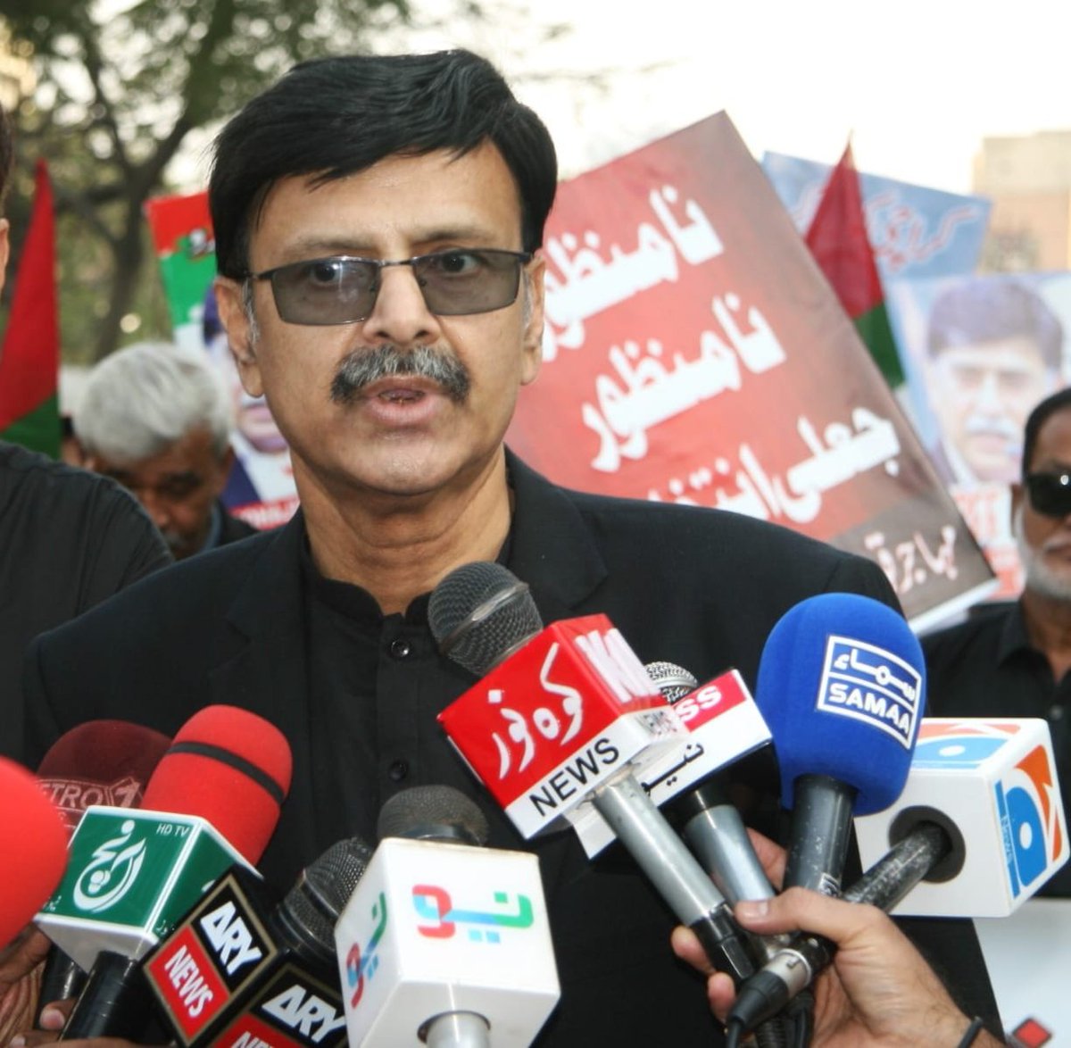 ShahidFaraz_MQM's tweet photo. قومی اور صوبائی اسمبلیوں جیسے باوقار ایوانوں کی نشستیں ریوڑی کی طرح اپنوں اپنوں میں بانٹ دی گئیں۔ https://t.co/XwVi8Bef39