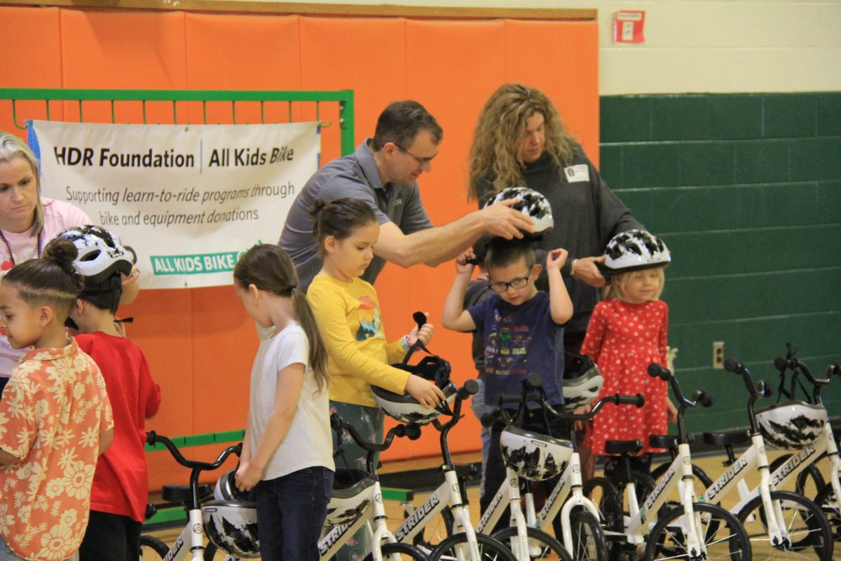 vbschools's tweet photo. 🍏🚵🚵♂️Happy riding! Engineering firm HDR donates bicycles to Strawbridge Elementary. Read more in The Core blog: https://t.co/ndrQY5UFu9. #VBCPSchartingthecourse🚀 https://t.co/PaP6nxLjij