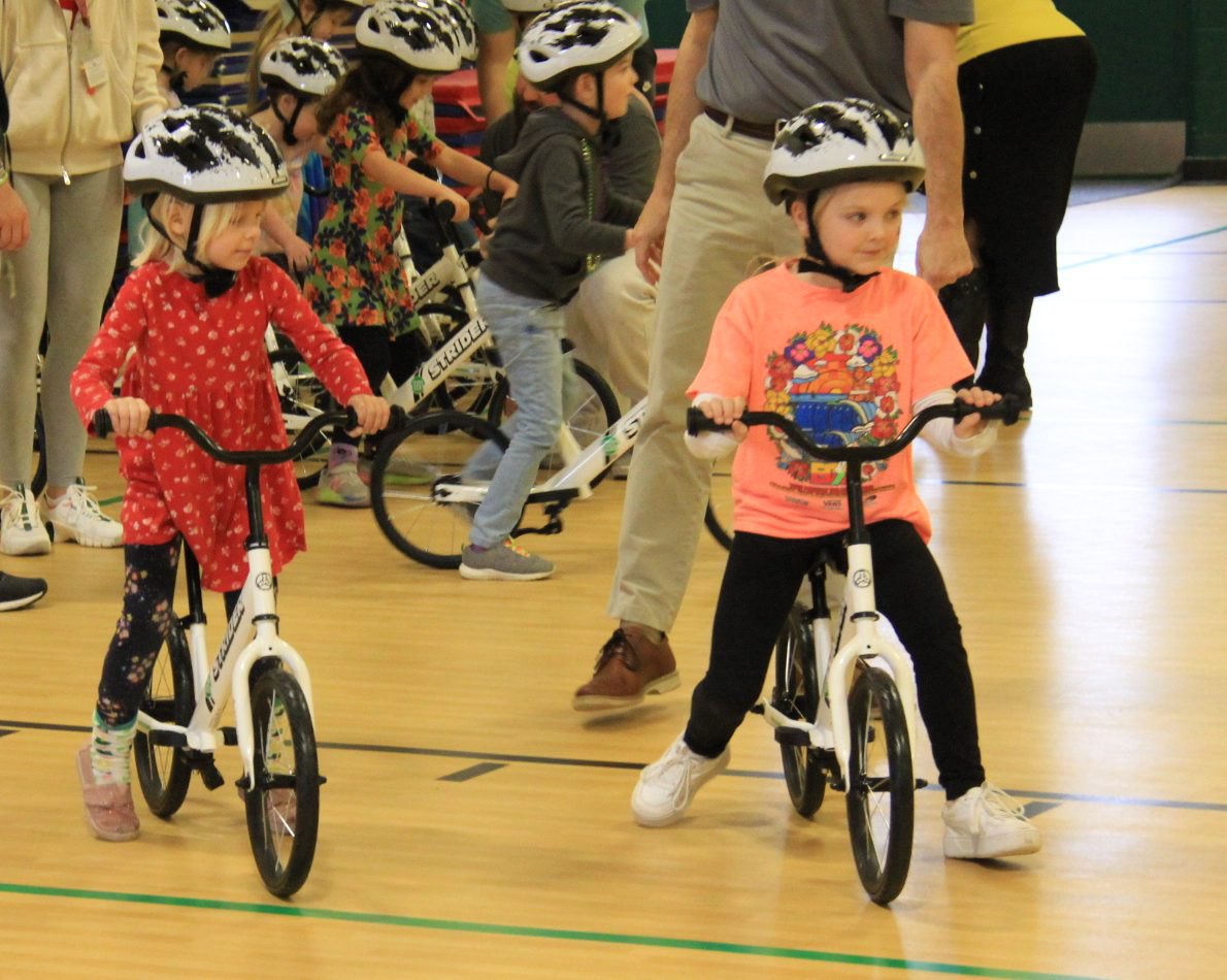 vbschools's tweet photo. 🍏🚵🚵♂️Happy riding! Engineering firm HDR donates bicycles to Strawbridge Elementary. Read more in The Core blog: https://t.co/ndrQY5UFu9. #VBCPSchartingthecourse🚀 https://t.co/PaP6nxLjij