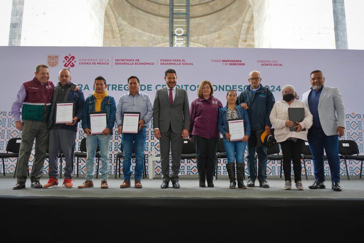 juangerardolh's tweet photo. ¡En la Ciudad de México hay bienestar económico! 

Acompañé al #JefeDeGobierno @martibatres, en la entrega de 6,800 créditos para la apertura de microempresas. 
@FondesoCDMX otorgará 50 mil créditos más a lo largo del año.

#GobiernoConAcentoSocial https://t.co/CQ7bY30z6x