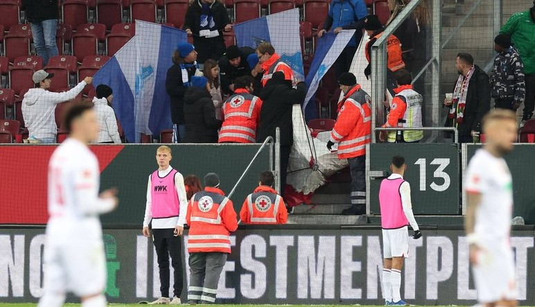 Böllerwurf bei #FCATSG, 14 verletzte Personen - darunter auch Kinder, Anklage wegen der "Herbeiführung einer Sprengstoffexplosion in Tateinheit mit gefährlicher Körperverletzung", DFB-Strafe: 20.000€ 

Pyrotechnik beim Derby #KOEBMG, Spielverzögerung, keine Verletzte,