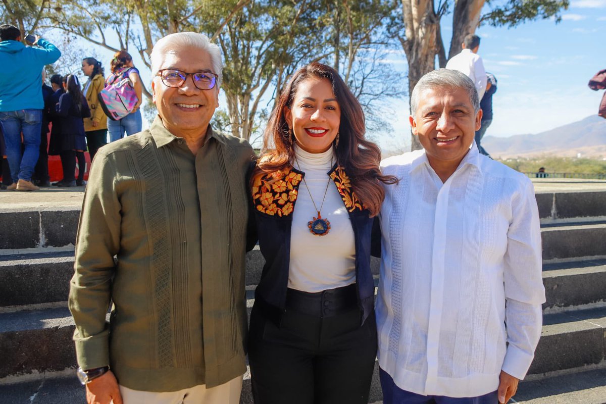 marianabenitezt's tweet photo. Asistí a la Ceremonia Cívica por el CXCIII Aniversario Luctuoso del General Vicente Guerrero Saldaña, encabezada por el Gobernador del Estado. (@salomonj)

Agradezco el recibimiento del Presidente Municipal, Javier Moreno Colmenares (@JavierMorenc), con quien realizamos un recorrido por el Ex Convento para conocer su amplia historia.

#OaxacaEnMarcha
#Oaxaca