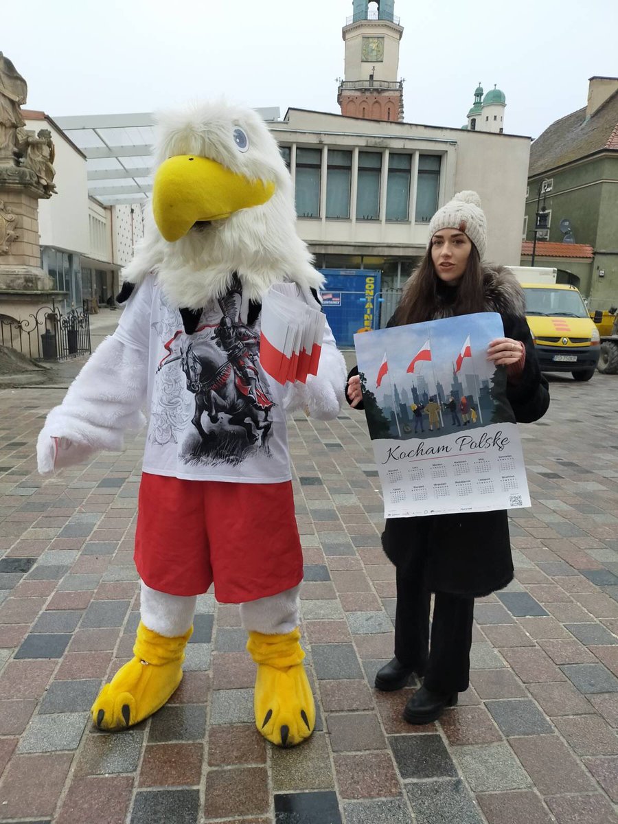 OrzelKonf's tweet photo. Dzisiaj w Poznaniu mój brat #OrzełPatriota pomagał działaczom @MWszechpolska rozdawać plakaty w ramach kampanii społecznej #KochamPolskę 
Tegoroczna edycja zwraca szczególną uwagę na szacunek dla polskiej flagi 🇵🇱🇵🇱🇵🇱 https://t.co/RUKoyobrTC