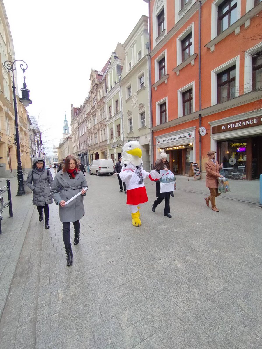 OrzelKonf's tweet photo. Dzisiaj w Poznaniu mój brat #OrzełPatriota pomagał działaczom @MWszechpolska rozdawać plakaty w ramach kampanii społecznej #KochamPolskę 
Tegoroczna edycja zwraca szczególną uwagę na szacunek dla polskiej flagi 🇵🇱🇵🇱🇵🇱 https://t.co/RUKoyobrTC