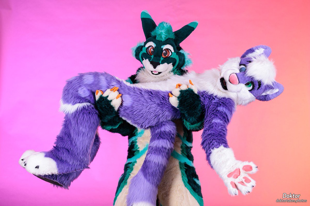 Single? Have your friends lift you up! Just like @AthyLion here! Happy Valentines to yall! 💜💜💜 📸 @DoktorTheHusky
