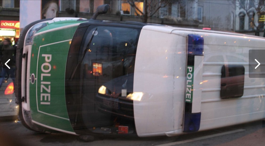 14.02.2009 #Dresden. Ein „Trauermarsch“ mit ca. 6000 Nazis kann fast ungehindert durch d. Stadt ziehen. Antifaschistischer Protest wird von Anfang an massiv durch die Bullen behindert und angegriffen. Es kommt an verschiedenen Stellen zu Auseinandersetzungen. #antifa
1/2