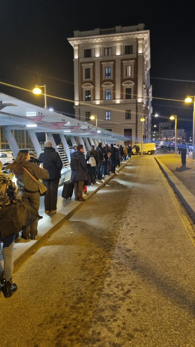 Situazione #taxi a Roma Termini.
Come al solito disservizi per cittadini e turisti (come ha sottolineato anche l'Antitrust).
Ma una riforma del settore la politica sarà mai in grado di farla o si vuole continuare a difendere una singola Lobby?