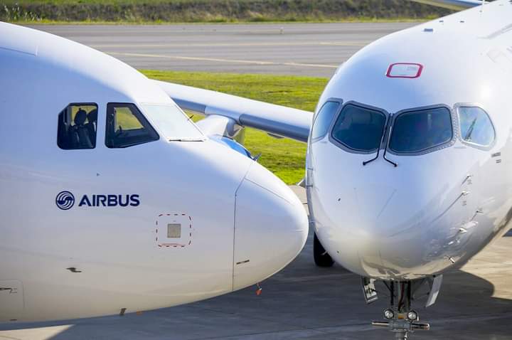 Spotted: Our little lovebirds #A320 and #A220 having a romantic moment on the tarmac 👀. 

Happy #ValentinesDay from #TeamAirbus! ✈️