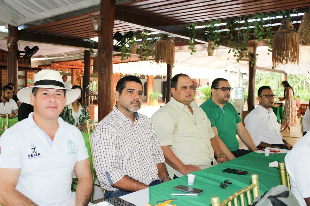 Unicordoba_Col's tweet image. #UnicórdobaTeCuenta. Enriquecedor y participativo fue el encuentro del rector de esta alma mater, @JTorresOviedo, con los docentes ocasionales de la Institución, tras sostener un diálogo respetuoso, en el que se escucharon sus inquietudes y propuestas.