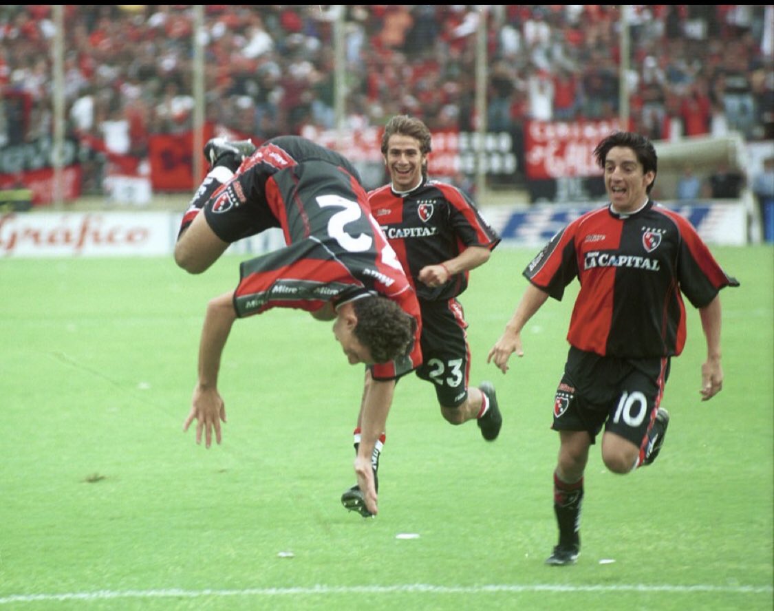 PabloRubiok7's tweet photo. MAXI fue uno de los que organizó el partido contra Inter en Estados Unidos
MAXI fue el que volvió en plenitud 
MAXI fue el que volvió para salir campeón 
MAXI fue el que organizó una despedida soñada y el mundo habló de Newells 
Eternamente GRACIAS MAXI ❤️🖤 https://t.co/TmrtKDXwVW