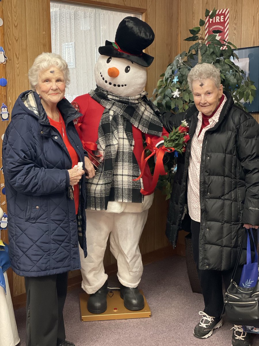 laurapickett01's tweet photo. Another wonderful Valentine’s Day Luncheon. Thank you to Rotary Interact for helping to serve today’s luncheon of Harrow’s Chicken Pot Pie. A special thank you to Jen Kennedy for once again delivering over 150 handmade cards. Happy Valentine’s Day💕 https://t.co/thxQv6XSu2