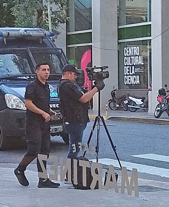 rojeda_ricardo's tweet photo. Las fuerzas del orden filmando la manifestación de la comunidad científica en su reclamo ante las autoridades del CONICET https://t.co/hTeEqkKoVL
