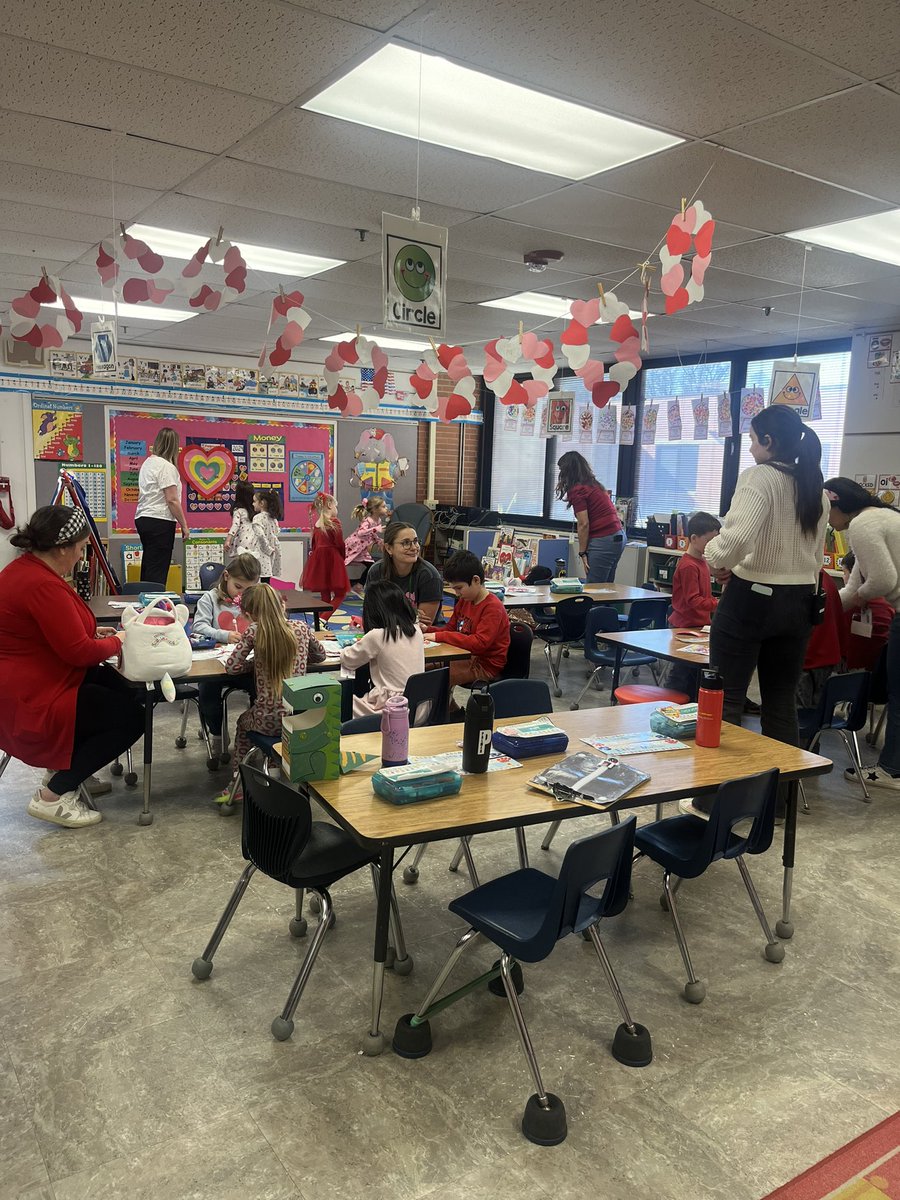 Morning kindergarten Valentine fun!  @DrSamartino <a href="/mrsschmidtknews/">Jennifer Schmidt</a>