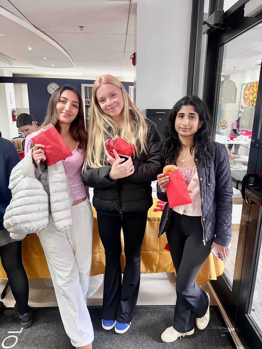 BISWashington's tweet image. Happy Valentine’s Day! 💕 Thank you to the PA for spreading sweetness with their Krispy Kreme fundraiser 🍩 💌
#ValentinesDay #SpreadLove #BISW #NAE