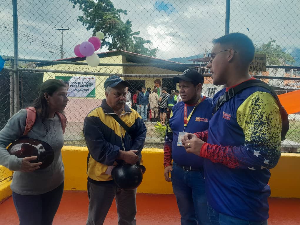 dp_regiones's tweet photo. En Boconó, edo Trujillo, la Defensa Pública se sumó a la jornada “Sábado Tricolor”, realizada en la cancha de la comunidad El Barzalito, como parte del embellecimiento y refacción de los espacios en esa entidad andina que ejecuta la Gran Misión Barrio Nuevo -Barrio Tricolor. https://t.co/9ShTxbyhDC