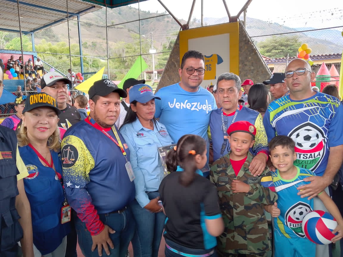 dp_regiones's tweet photo. En Boconó, edo Trujillo, la Defensa Pública se sumó a la jornada “Sábado Tricolor”, realizada en la cancha de la comunidad El Barzalito, como parte del embellecimiento y refacción de los espacios en esa entidad andina que ejecuta la Gran Misión Barrio Nuevo -Barrio Tricolor. https://t.co/9ShTxbyhDC