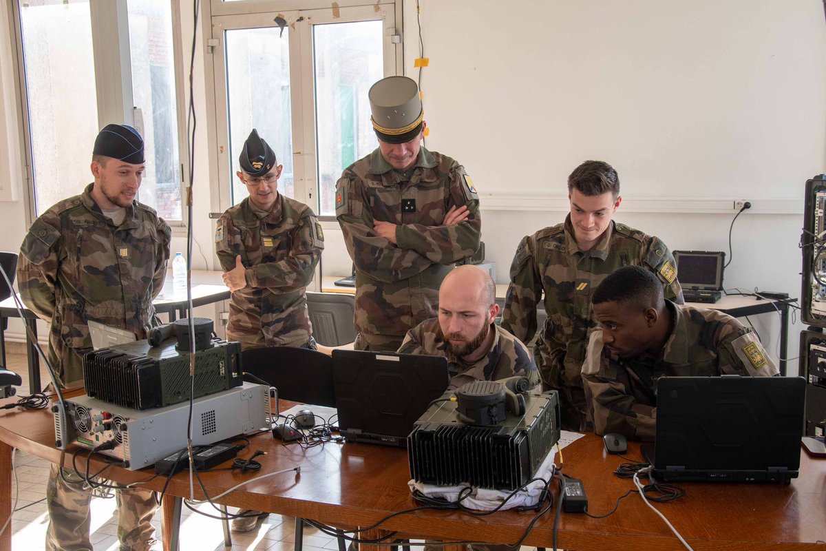 Visite de commandement du GDI CANITROT, commandant de la zone Terre Sud-ouest Honneurs militaires, entretiens avec le chef de corps, les chefs de services puis les représentants de catégories et visite des infrastructures ont rythmé cette journée. @armeedeterre @ArmeesNoA