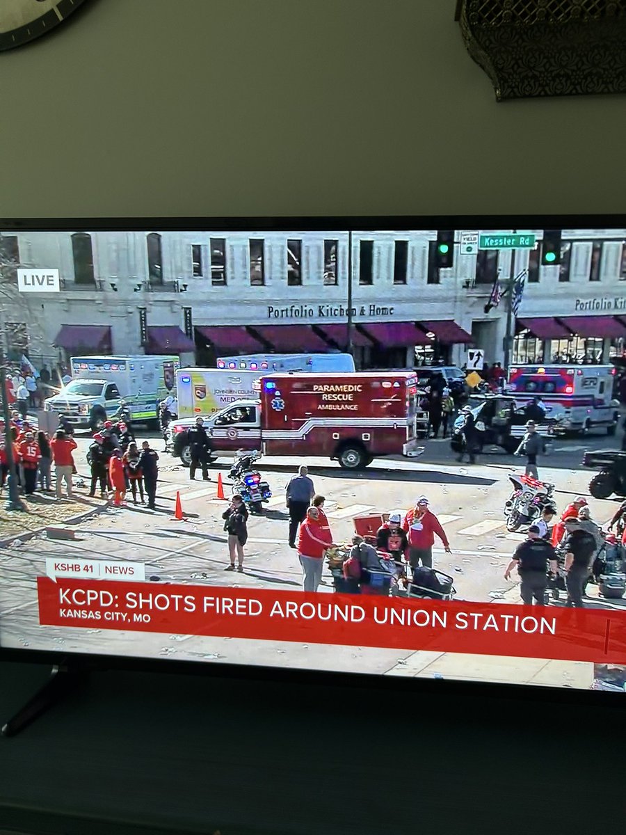 debgord5's tweet image. At least 10 victims per #KCFD. 💔