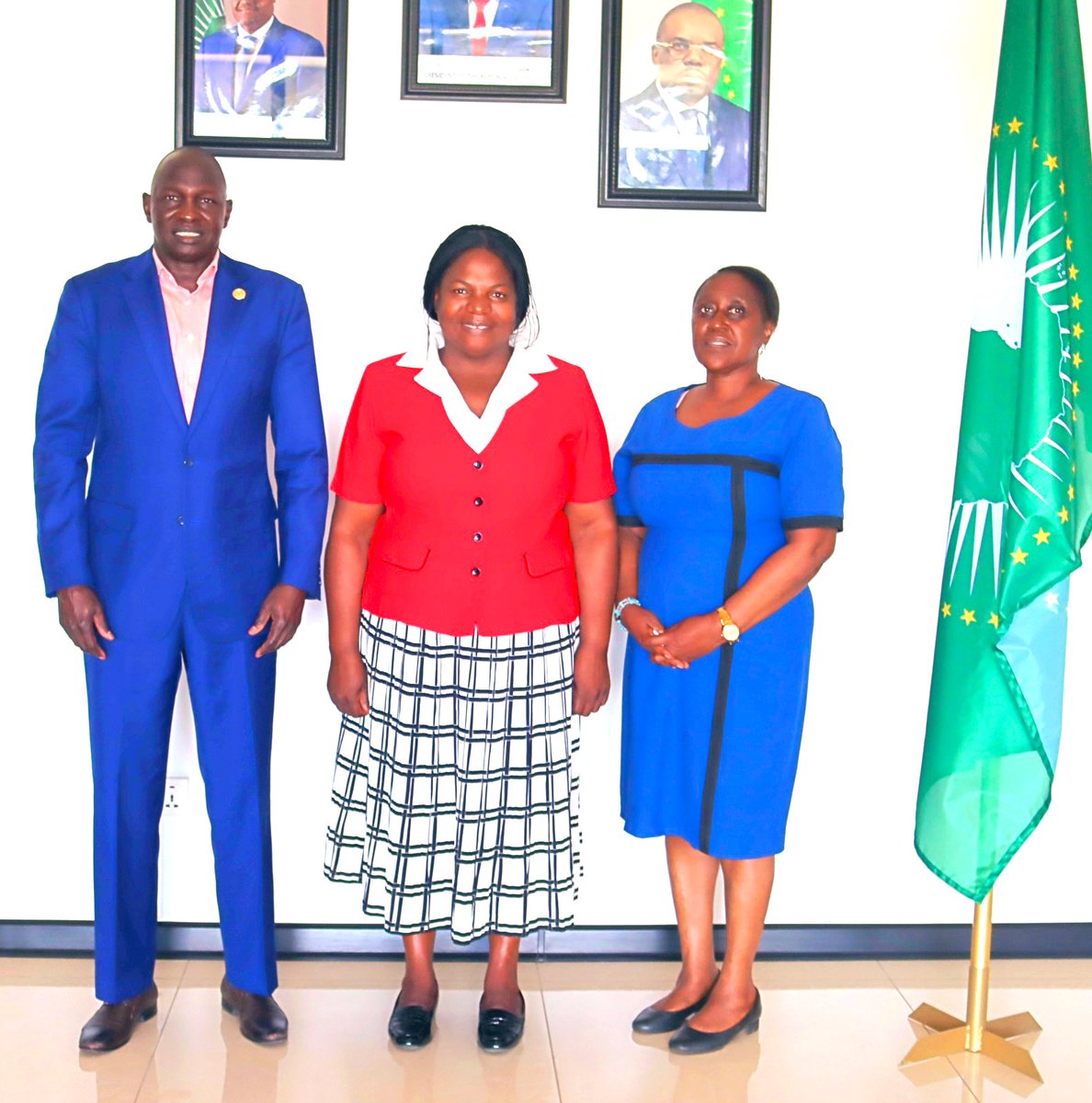 rieklul30's tweet photo. Had a great meeting with Director Beatrice Hamusomde, Director @comesa_lusaka. I assured her of @JeanKaseya2 CEO @AfricaCDC commitment to work with COMESA to expedite production of local manufacturing of medical products such as vaccines, diagnostics, therapeutics, and supplies. https://t.co/3jIGnlGk9j