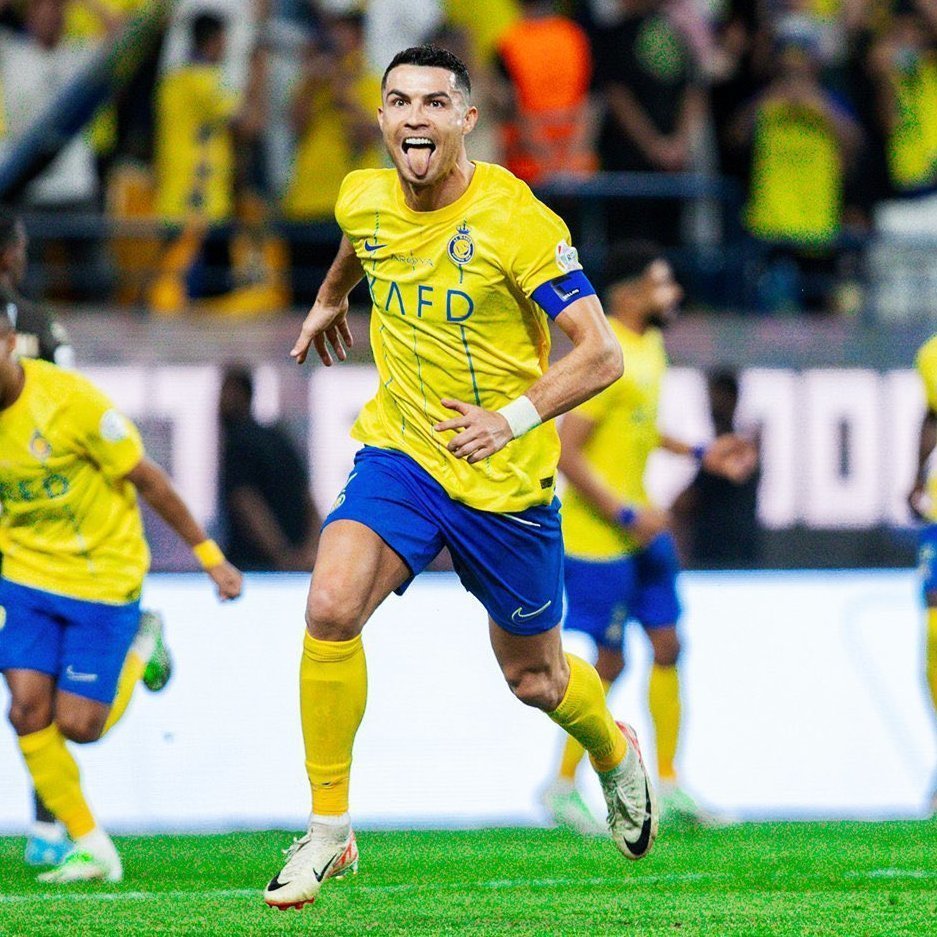 SofascoreBR's tweet photo. 🔎 Cristiano Ronaldo (39 anos) é o jogador com mais participações em gols no mundo na temporada 23/24! 🇵🇹🔥

⚔️ 37 jogos
⚽️ 36 gols (!)
🅰️ 13 assistências
🅿️ 49 participações em gols (!)
⏰ 66 mins p/ participar de gol (!)
👟 213 finalizações (91 no gol)
💯 Nota Sofascore 7.74 https://t.co/jXeZ9G0new