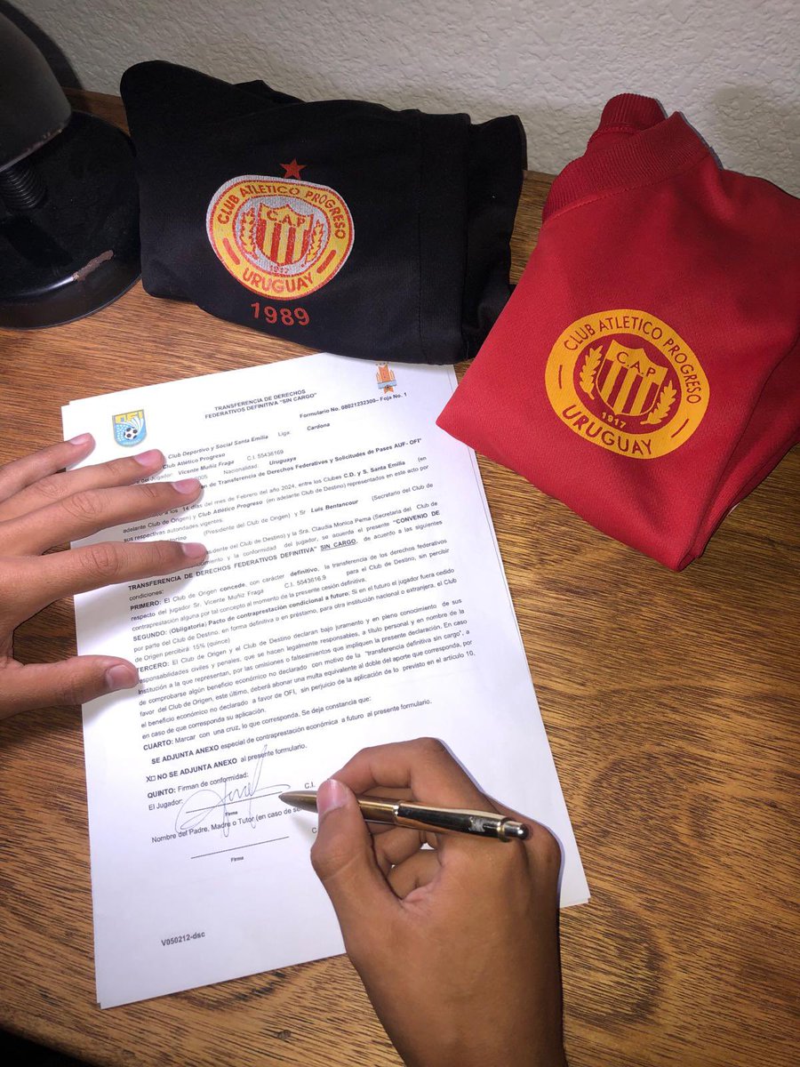 clubSantaEmilia's tweet photo. Desde el K4 a La Teja..

Comunicamos que nuestro delantero Vicente Muñiz, producto del semillero aurirrojo, fue transferido a @progresooficial 

¡Felicitaciones, Vice! 🔝

Cambiará de institución pero no de colores ❤️💛

#FamiliaAurirroja https://t.co/zQcYsyfn5r