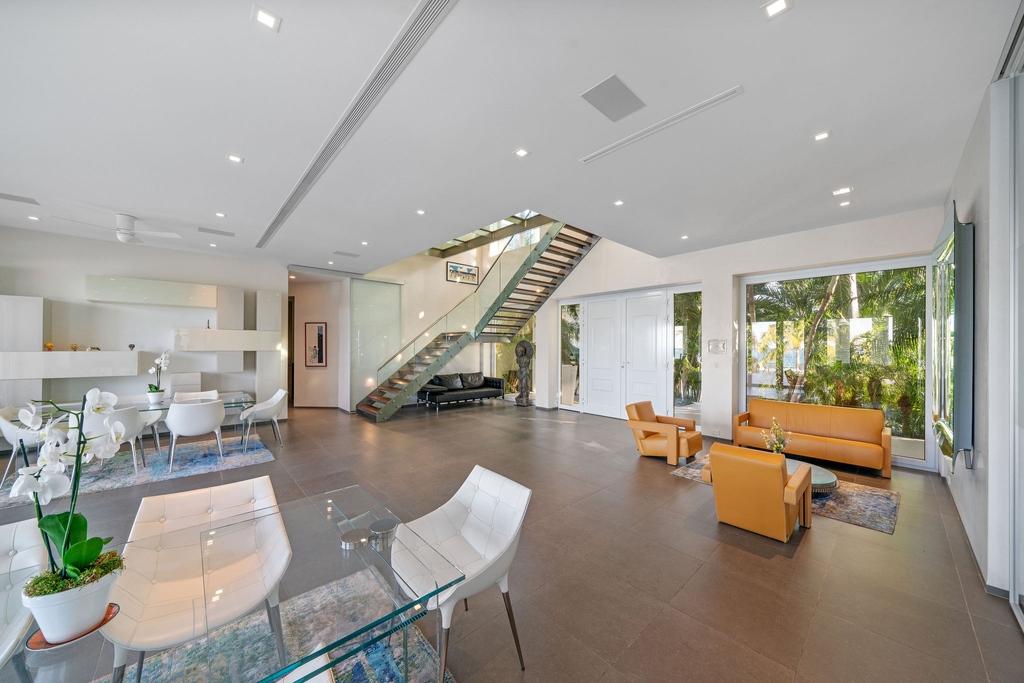 A one-of-a-kind #contemporary masterpiece set on a beautifully elevated #beachfrontproperty on Paradise Island in the #OceanClubEstates. 

-#ParadiseIsland #Bahamas
-7 Beds, 9 Baths
-17,300 Sqft

John Christie | (242) 322 1041 | bit.ly/48aDBGo