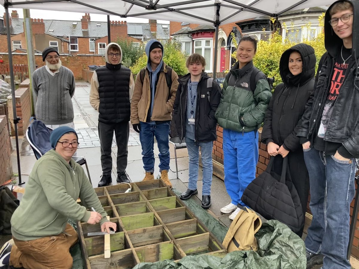 Practising DIY skills in the rain ☔️ at Melrose Avenue with Mr Kahn, Joss #GrowStop and @MyBCU students undertaking #TotalCommunityRetrofit project