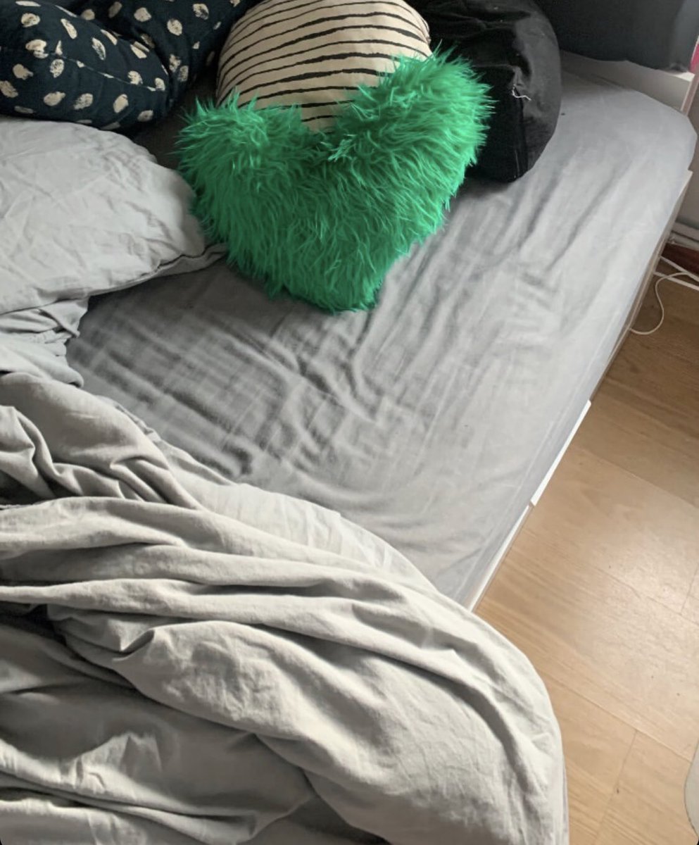 Elputoguille3's tweet photo. Si d vd kereis a vuestra zorra hacerle un cojín d corazón verde cmo el sticky https://t.co/fbjKFt1zX6