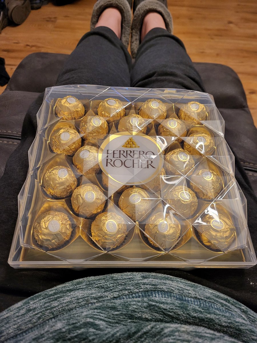 parapower1's tweet photo. Guess how many ate in 5 mins. Nom Nom Nom https://t.co/uOGJb0GUeB