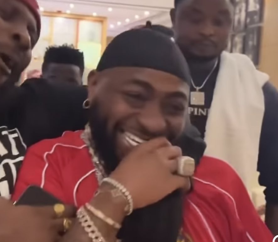 bamwinejnr's tweet image. No one loves you 😂😂