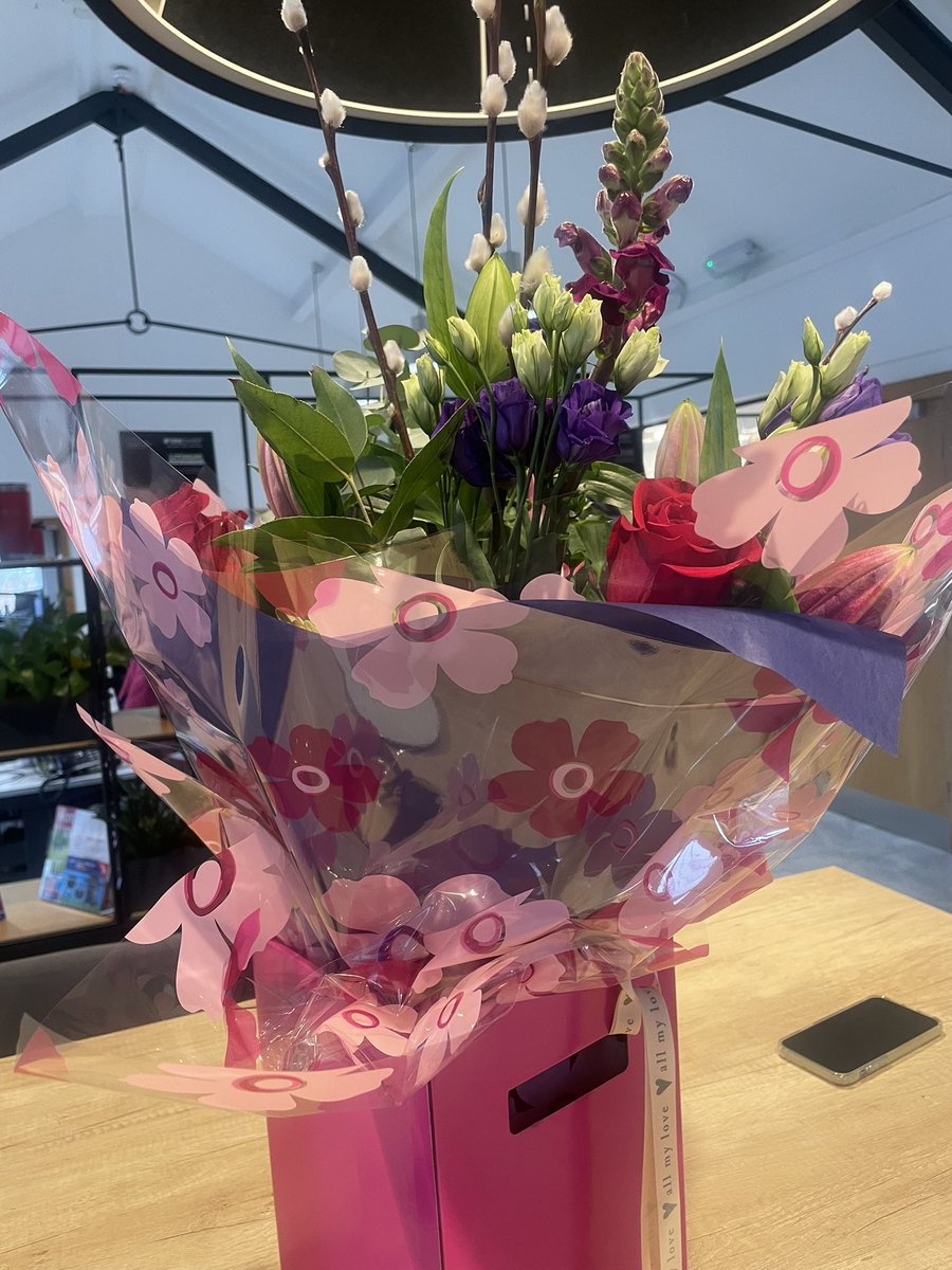 JodeyK's tweet image. When you think he’s being romantic…….till you read the card! 
💐😂🫶❤️ #Valentine2024 #valentineday #cheekybastard #flowers #truelove #24yearsmarriedandstillgettingflowers #2beautifuldaughterslater #snoring #notthatloud