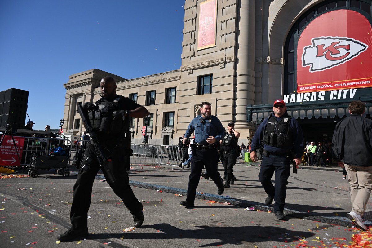 jasrifootball's tweet photo. One person has been killed and 10 have been injured in today’s shooting at the #Chiefs Super Bowl parade, per @kcpolice 

Some of the victims were children. https://t.co/0GicLHtZre