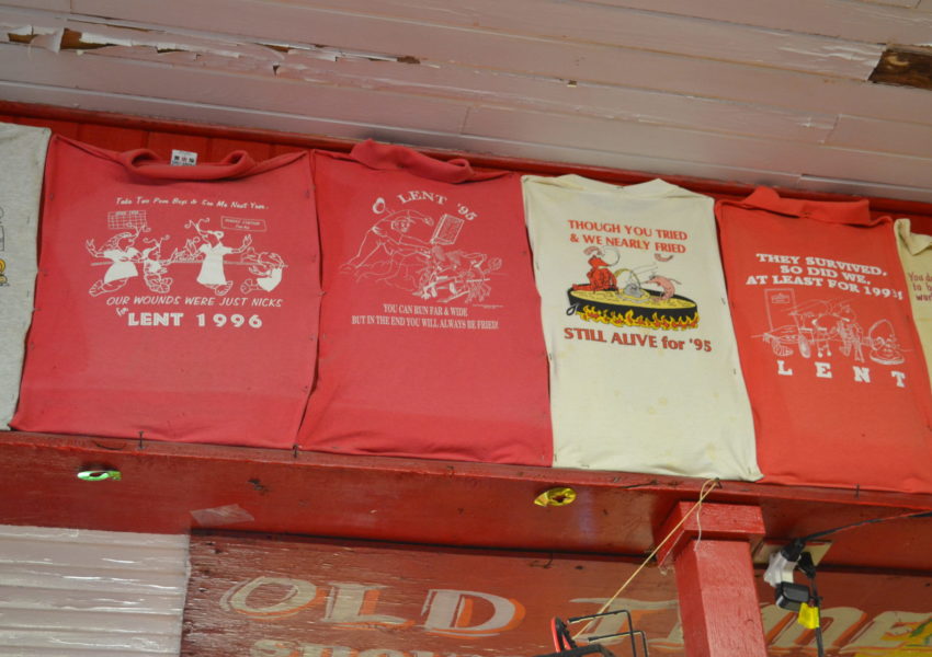 During the 40 days of Lent, practicing Catholics the world over abstain from meat on Fridays. On that day, many eat fish instead—and that translates as a LOT of fish. On #Gravy, Sarah Holtz visits Louisiana Cajun Country for a Lenten fish fry.
southernfoodways.org/gravy/the-mira…