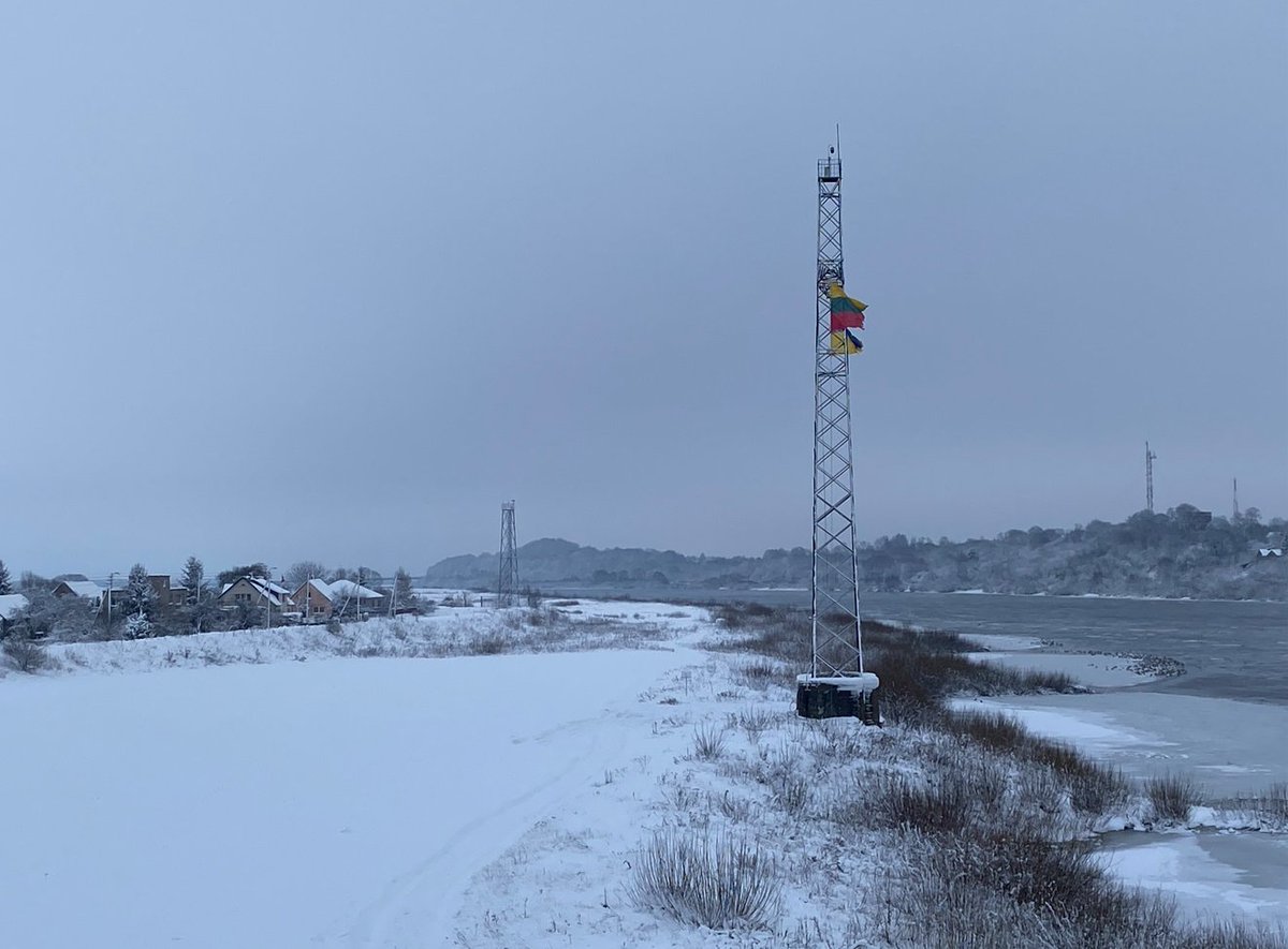 The flags of Lithuania 🇱🇹 and Ukraine 🇺🇦 fly along the free side of the Nemunas border river in Panemunė, Lithuania. 
On the opposite bank we can see Muscovy. 
📸: January 2024. 
Author (credits): @VeikoSpolitis 

#Lithuania #Ukraine #Panemunė #Tilsit #Tilzīte #Tilžė #Tylża