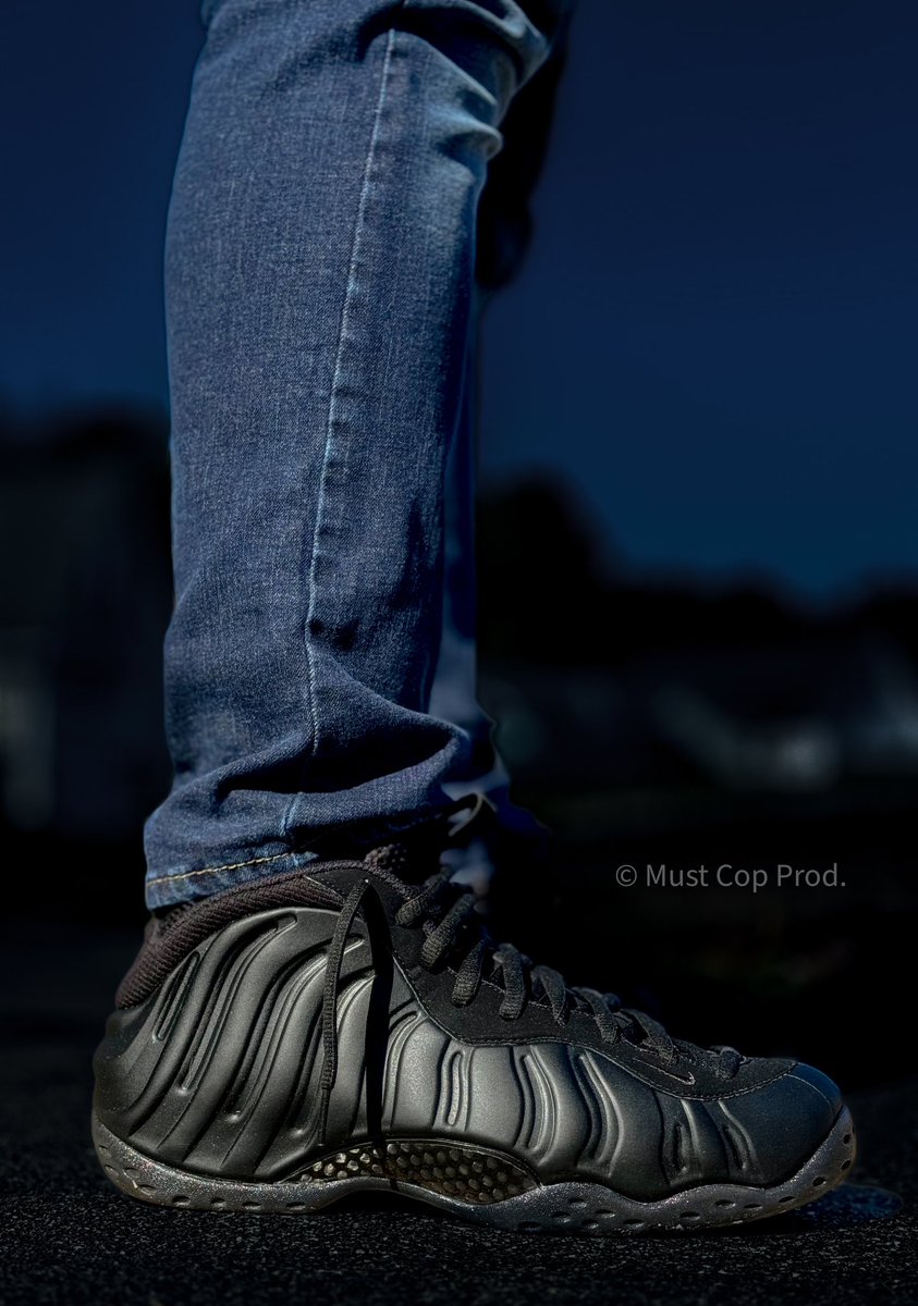 nike foamposite anthracite on feet