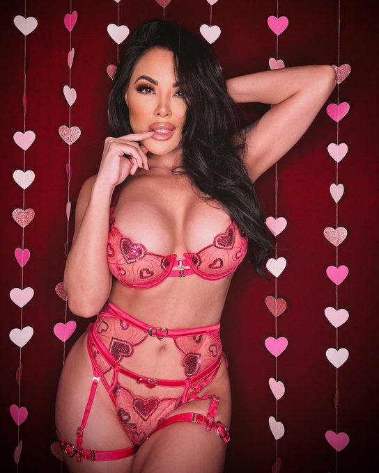 Be miiiiiine 💕  https://t.co/kMIFYC7mmg https://t.co/gWNNW8TdJQ