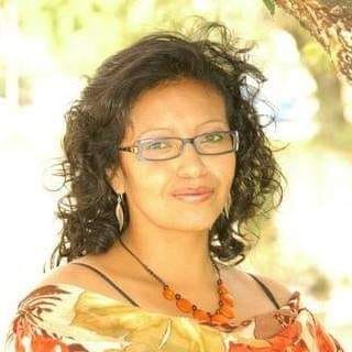 lahistoriaec's tweet photo. Recordando a una buena periodista

Capullito de Amancay
El mejor referente de una persona noble ..pura y bondadosa, lo tuve en Sandra Ochoa Naula...a la que nunca olvido. Sus detalles..la visita confirmada cada vez que iba a Cuenca, nos permitía juntarnos en un café de la calle Bolivar..dónde me narraba sus aventuras periodísticas, las que me permitieron reconocer a una amiga realmente admirable, osada y valiente.
Un imprudente y desatinado la llamó "gordita horrorosa" y sin hacerle mella a su carrera, la catapultó al firmamento de los rectos..certeros y honestos periodistas que todavía hay.
 Feliz cumpleaños amiga querida, allá en el cielo de los justos. Necesitamos no bocones ni rebuscones en este bendito oficio...sino a gente como tú.
Mariana Romero