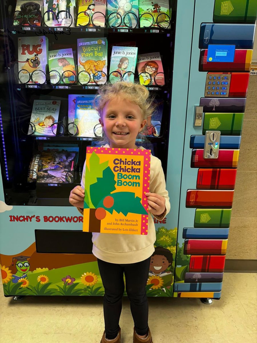 silvercreekazle's tweet photo. #SCCHAMPS continue to show us each day how AMAZING they are! 👏 Bookworm Vending Machine token earners! Our students demonstrate remarkable leadership qualities and exhibit exemplary behavior. Their dedication and positive influence make a significant difference at SC!💚📚 https://t.co/Bi09laayoq