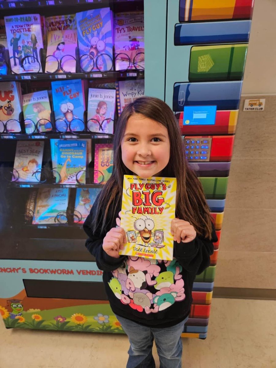 silvercreekazle's tweet photo. #SCCHAMPS continue to show us each day how AMAZING they are! 👏 Bookworm Vending Machine token earners! Our students demonstrate remarkable leadership qualities and exhibit exemplary behavior. Their dedication and positive influence make a significant difference at SC!💚📚 https://t.co/Bi09laayoq