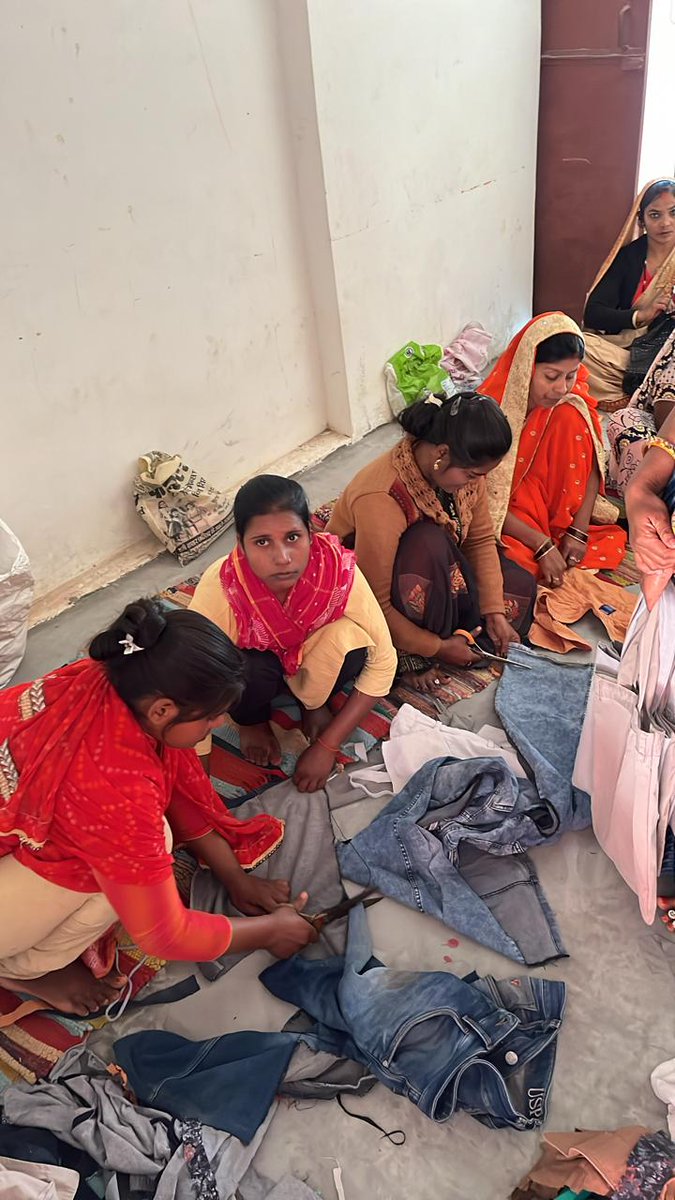 पुराने कपड़ों से तैयार नया प्रोडक्ट..... Share || Support || Empower #Livelihood #Rural #sustainable #SkillDevelopment #Varanasi @narendramodi @thebetterindia @GoodNewsToday