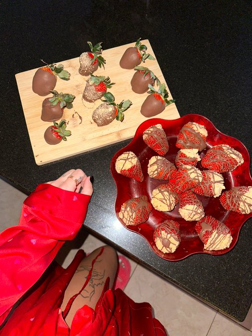 celebrating valentine&rsquo;s day w all my boyfriends &amp; girlfriends 😏   https://t.co/Y0e5mJnD8y https://t.