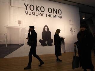 'La Tate Modern célèbre l'héritage artistique de Yoko Ono avec l'exposition #MusicOfTheMind. Une plongée captivante dans l'esprit révolutionnaire de l'artiste. #YokoOno #TateModern'