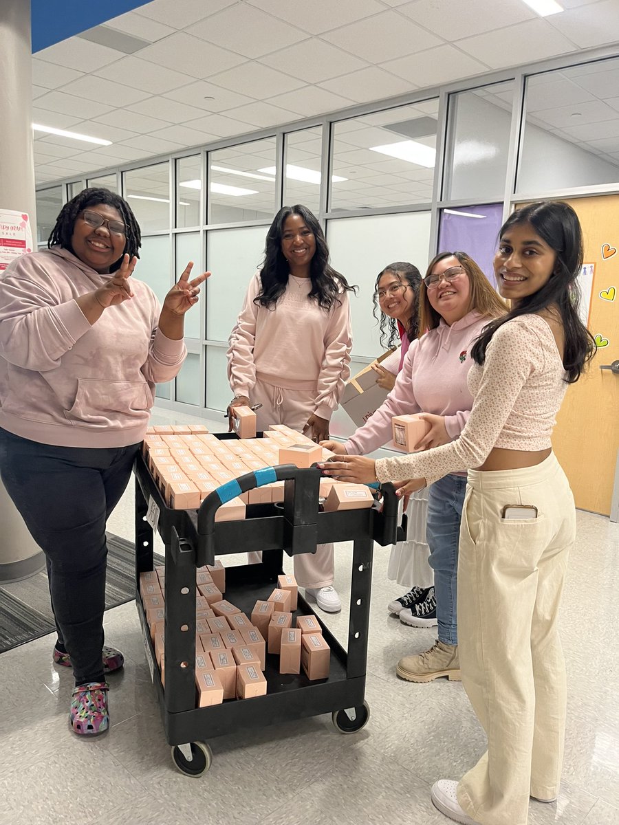 SharksSection's tweet image. We enjoyed delivering Candy Grams and seeing the love and smiles on everyone’s face today! Happy Valentine’s Day again, from StuCo! 💕