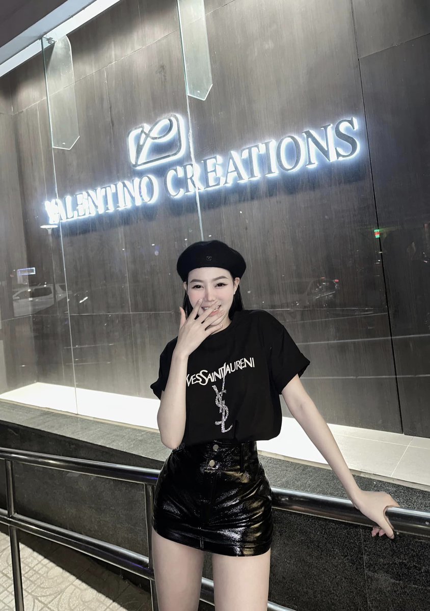 trang_nhung9's tweet photo. Em chào tếtt 
Chúc mừng năm mới, chúc ACE và gia đình luôn hạnh phúc, vui tươi, thành công rực rỡ trong mọi lĩnh vực. Chúc năm mới tràn đầy niềm vui, may mắn và thành công mới. Cầu mong sức khỏe dồi dào, công việc thuận lợi, và tình thân thêm gắn kết trong mỗi khoảnh khắc đáng nhớ. Năm mới an khang, thịnh vượng!
Nay bắt đầu em quay lại với công việc rồi đây 😜😜😜